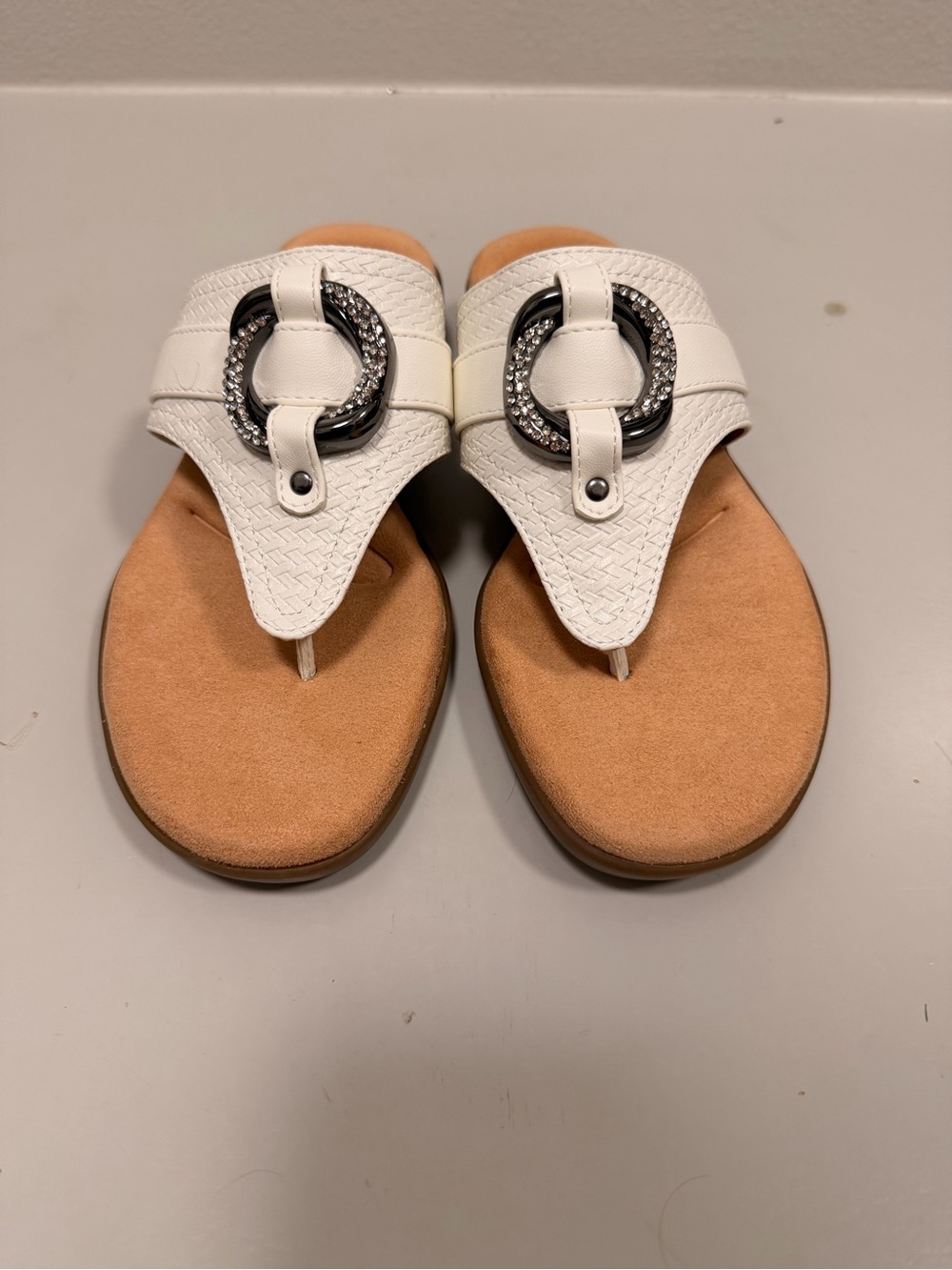 Cliffs by WHITE MOUNTAIN White Thong Sandals with Silver Accent NWOB